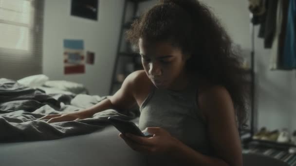 Chica Afroamericana Adolescente Sentada Dormitorio Oscuro Por Noche Leyendo Mensajes — Vídeos de Stock