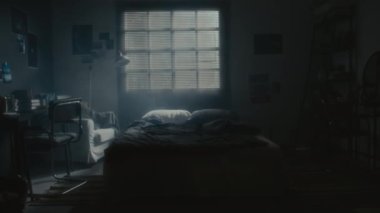 İç mekanda, gece boyunca hiç kimse kör pencereli, dağınık yataklı, masa ve sandalyeli karanlık yatak odası çekimleri yapmadı.