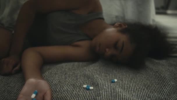 Adolescente Afro Americana Deitada Chão Com Pílulas Palma Mão Morrendo — Vídeo de Stock