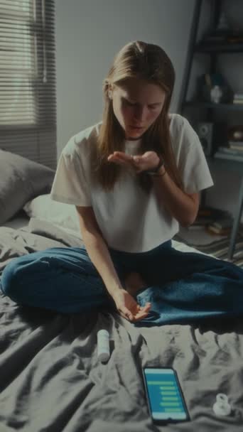 Вертикальный Снимок Депрессивной Девушки Принимающей Горстку Таблеток Лежащей Кровати Рядом — стоковое видео