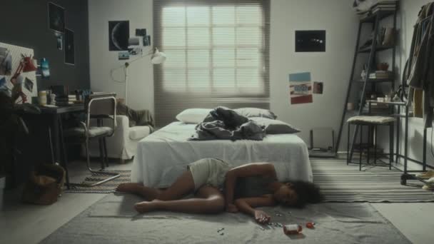 Filmagem Completa Menina Adolescente Inconsciente Deitada Chão Com Pílulas Espalhadas — Vídeo de Stock