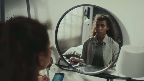 Afro Americano Teen Menina Sentado Casa Lendo Humilhante Mensagem Telefone — Vídeo de Stock