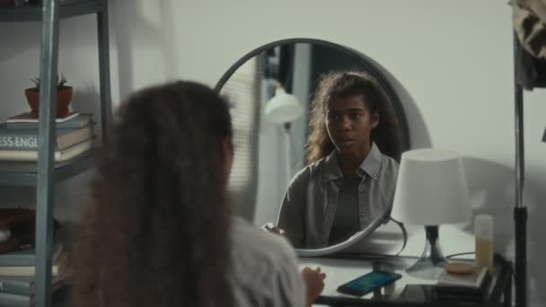 Adolescente Negra Sentada Casa Mirando Reflejo Espejo Sintiéndose Nerviosa Odiándose — Vídeos de Stock