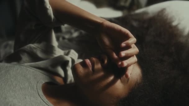 Afro Americano Adolescente Deitado Cama Segurando Mão Rosto Enquanto Sofre — Vídeo de Stock