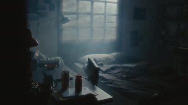 Masasında haplar olan karanlık bir yatak odası. Orada kimse yok. Depresyon kavramı