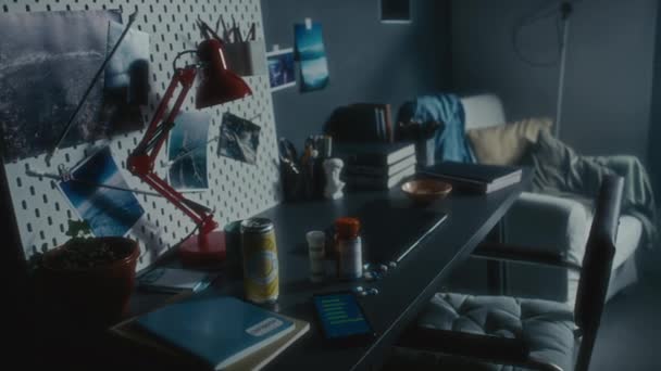 사람없이 어두운 방에서 책상에 의약품과 스마트 우울증 사이버 괴롭힘 — 비디오