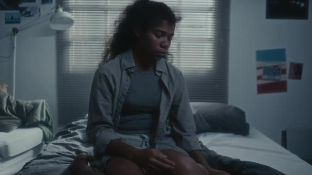 Zoomaufnahme Eines Schwarzen Teenagers Der Nachts Auf Dem Bett Sitzt — Stockvideo