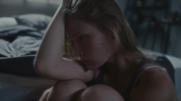 Disparo Mano Una Adolescente Perturbada Que Sufre Depresión Sienta Con — Vídeos de Stock