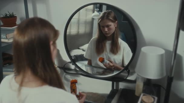 Joven Chica Deprimida Sentada Casa Sosteniendo Pastillas Mirando Reflejo Espejo — Vídeos de Stock
