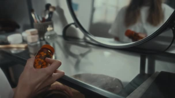 Inclinazione Fino Colpo Ragazza Depressa Possesso Pillole Guardando Suo Riflesso — Video Stock