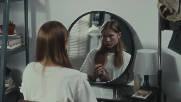 Chica Triste Con Pensamientos Suicidas Sosteniendo Pastillas Mirándose Espejo Durante — Vídeos de Stock