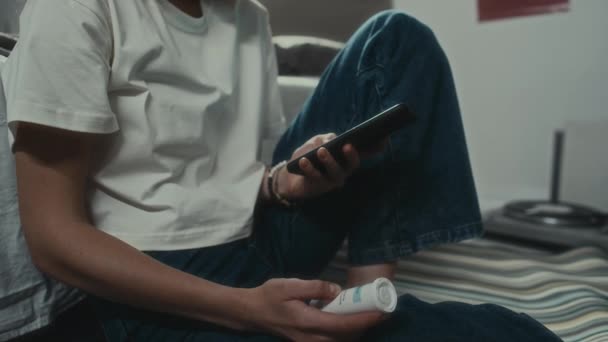 Приглушений Знімок Розчарованої Дівчини Сидить Підлозі Спальні Читає Повідомлення Телефону — стокове відео