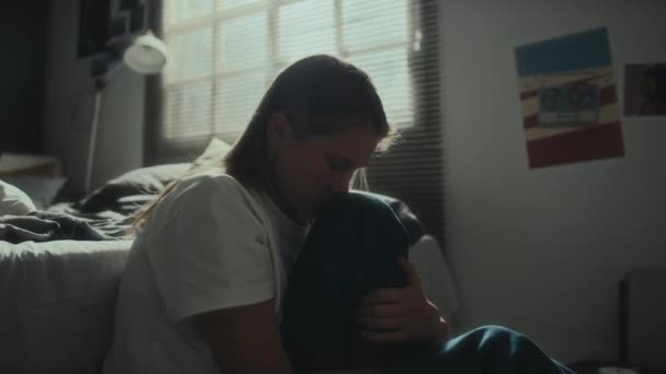 Chica Melancólica Sentada Suelo Dormitorio Abrazándose Rodilla Llorando Mientras Tiene — Vídeos de Stock