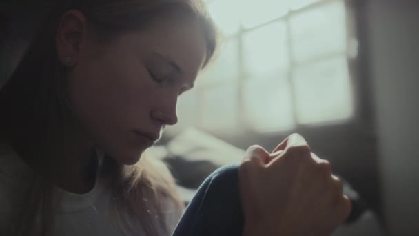 Zdenerwowana Dziewczyna Siedzi Głową Kolanach Sypialni Płacze Podczas Depresji — Wideo stockowe