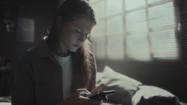 Chica Estresada Sentada Dormitorio Enviando Mensajes Texto Los Que Odian — Vídeos de Stock