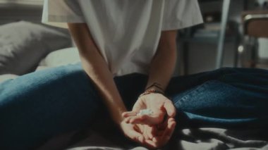 Aşırı dozda hapla depresyona giren ve evde intihar etmeye karar verirken yatağa uzanan bir kız.