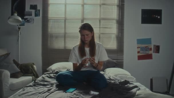 Teenagermädchen Mit Depressionen Sitzt Auf Dem Bett Und Steckt Tabletten — Stockvideo
