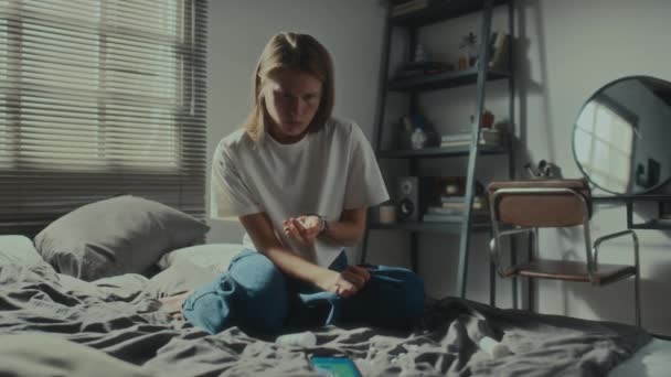 Depressief Tienermeisje Neemt Handvol Pillen Liggend Bed Opgerold Terwijl Het — Stockvideo