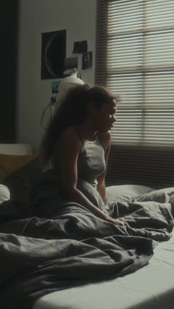 Vertikale Aufnahme Eines Afroamerikanischen Teenie Mädchens Das Auf Dem Bett — Stockvideo