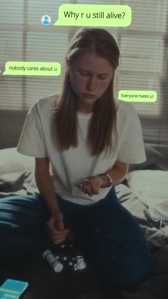 一个沮丧的女孩在家里躺在床上 拿着一把药丸 计划着网络欺凌的自杀原因 Cg动画短信出现在她的周围 — 图库视频影像