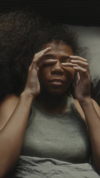Vertical Top Shot Menina Adolescente Negra Deitada Sua Cama Esfregando — Vídeo de Stock