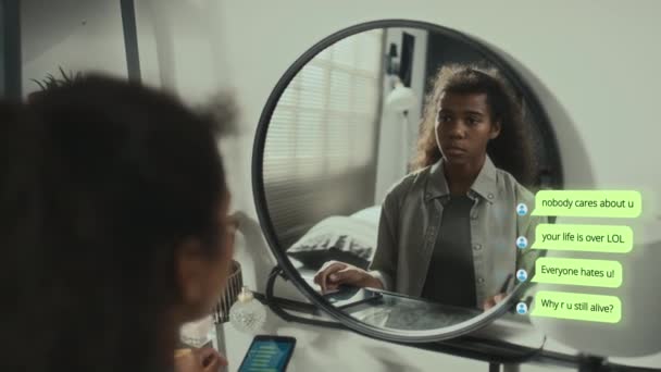 Chica Adolescente Negra Sentada Frente Espejo Dormitorio Recibiendo Mensajes Telefónicos — Vídeos de Stock