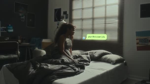 African American Teen Girl Sitting Bed Dark Room Λαμβάνοντας Απειλητικό — Αρχείο Βίντεο