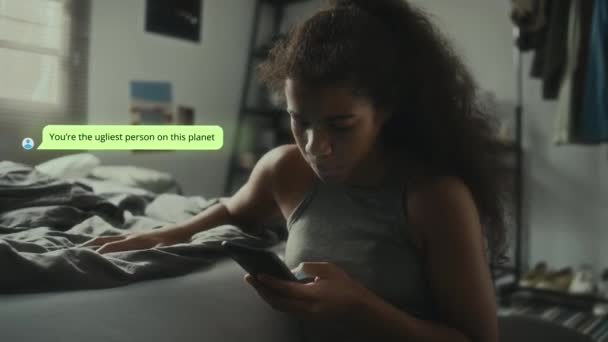 Frustrada Menina Negra Recebendo Mensagens Bullying Telefone Celular Batendo Cama — Vídeo de Stock