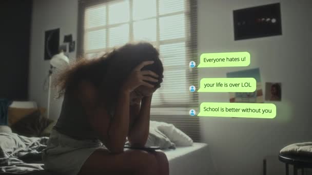 ストレスを受けた黒人の女子高生は オンラインハッカーから携帯電話でいじめのメッセージを受け取り 自宅で精神的な故障を起こし コピースペースに表示されるCgアニメーションテキスト — ストック動画