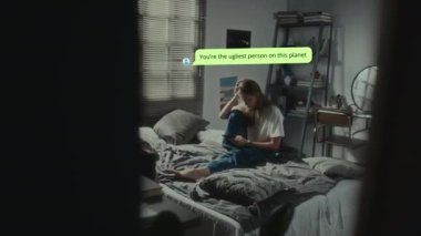 Yatak odasında oturan, elinde telefon tutan ve görünüşü hakkında küçük düşürücü mesajlar alan kızın kapısını aç. Kopyalama uzayında görünen CG canlandırılmış metin