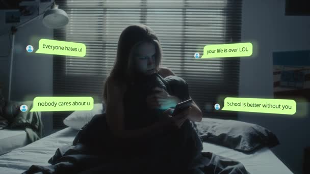 Triste Fille Assise Sur Lit Nuit Lisant Les Messages Téléphoniques — Video