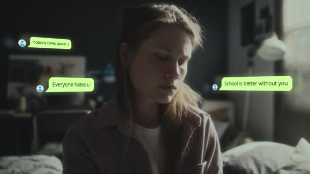 10代の少女がスマートフォンで恥ずかしいメッセージを読んで泣き サイバーいじめの犠牲者である間にストレスや不安に苦しんでいます コピースペースにポップアップしたCgアニメーションテキスト — ストック動画