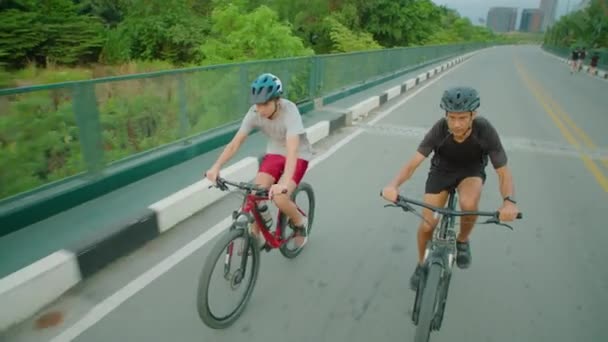 Açık Havada Günlerini Geçirirken Yolda Bisiklet Sürerken Kasklı Atletizm Babaları — Stok video