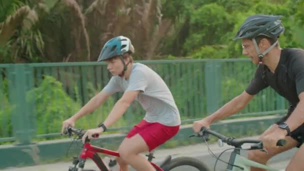 Mann Und Sein Jugendlicher Sohn Mit Schutzhelmen Radeln Sommertagen Gemeinsam — Stockvideo