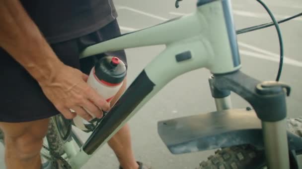 Tilt Shot Ciclista Assetato Abbigliamento Equitazione Casco Piedi Con Bici — Video Stock