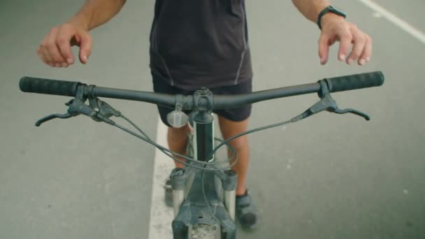 Spor Giyim Mağazasında Bisiklet Sürerken Gidonu Tutan Erkek Bisikletçinin Görüntüsü — Stok video