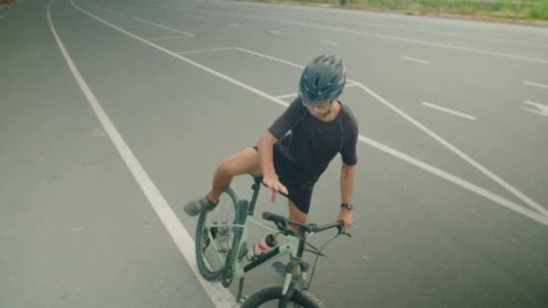 Снимок Велосипедиста Шлеме Спортивной Одежде Сидящего Велосипеде Едущего Дороге — стоковое видео