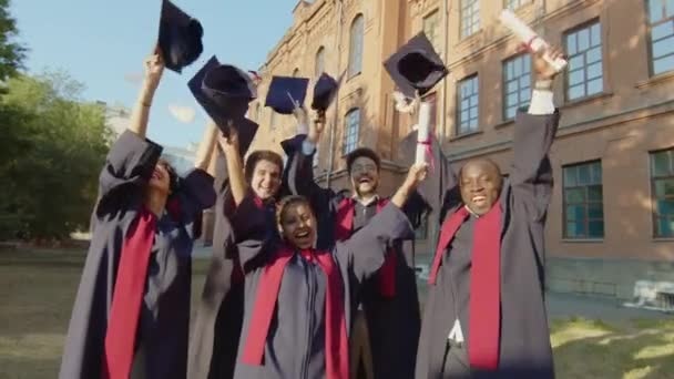 Portrait Étudiants Diplômés Heureux Regardant Caméra Tout Célébrant Leur Graduation — Video