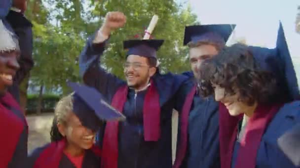 Средний Снимок Многонациональной Группы Студентов Халатах Шляпах Которые Взволнованы Празднованием — стоковое видео