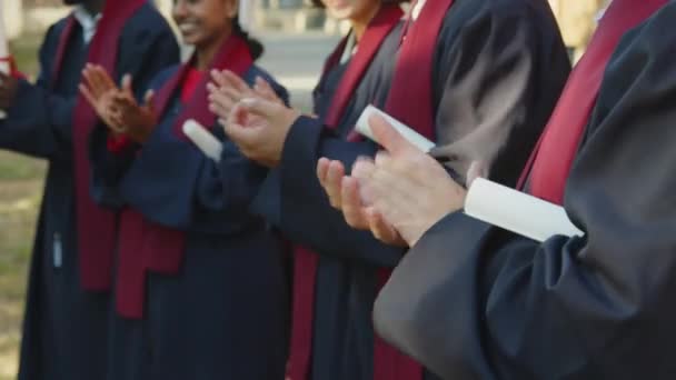 Recorte Estudiantes Graduados Batas Aplaudiendo Después Despedida Representante Universidad Durante — Vídeo de stock