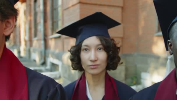 Nahaufnahme Multiethnischer Männer Und Frauen Hüten Und Kleidern Die Universitätsvertretern — Stockvideo