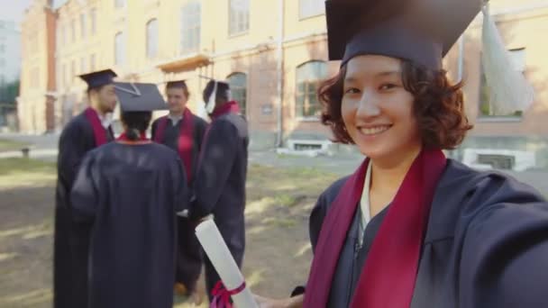 Pov Disparo Amigos Universitarios Sonriendo Mientras Toma Selfie Durante Ceremonia — Vídeo de stock