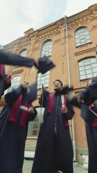 Vertikale Aufnahme Flacher Blick Auf Glückliche Absolventen Die Nach Der — Stockvideo