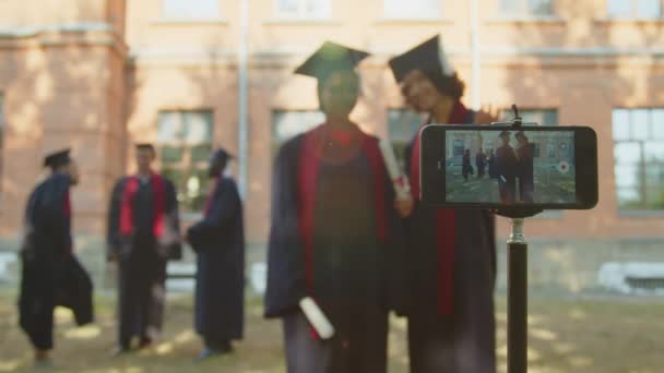 Μέτριο Μακρινό Πλάνο Επιλεκτική Εστίαση Smartphone Τρίποδο Αποφοίτησε Φοιτητές Φορέματα — Αρχείο Βίντεο