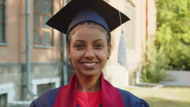 Medio Primer Plano Retrato Estudiante Graduada Feliz Con Sombrero Cabeza — Vídeos de Stock