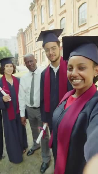Pov Shot Van Multiculturele Studenten Die Selfie Maken Met Professor — Stockvideo