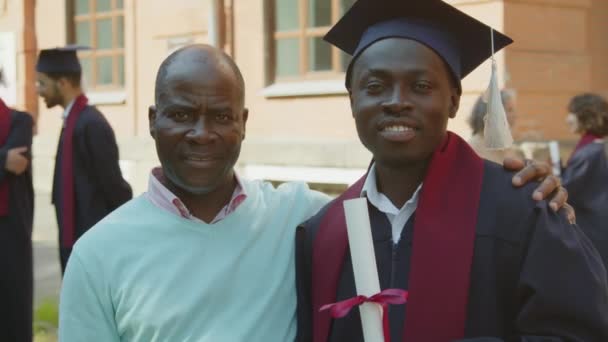 Közepes Közelről Vidám Fekete Végzős Diák Pózol Fénykép Apával Szertartás — Stock videók