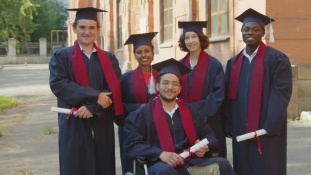 Retrato Grupo Diverso Estudiantes Graduados Batas Sombreros Pie Junto Amigo — Vídeo de stock