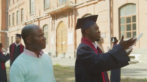 Nyomkövető Felvétel Afro Amerikai Diplomás Fia Beszél Középkorú Apja Egyetemről — Stock videók