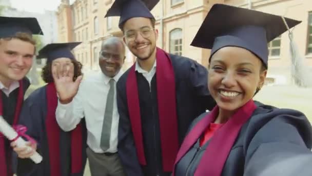 Pov Aufnahme Einer Gruppe Lächelnder Multiethnischer Absolventen Die Nach Einer — Stockvideo